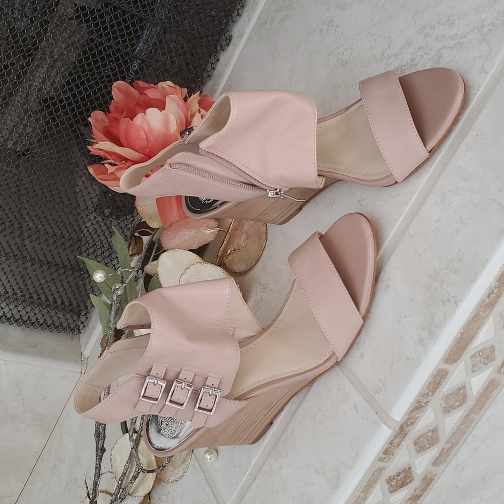 💋 VINCE CAMUTO Blush Wedge Buckle Sandals 💋 - Picture 2 of 14